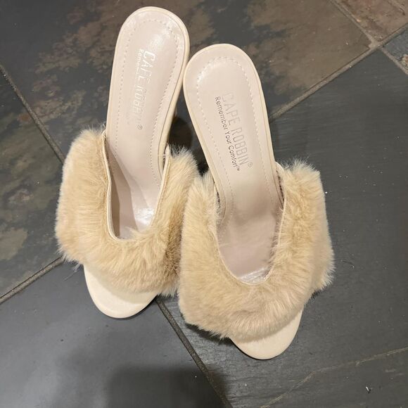 Cape Robbin cream faux fur heel slippers - Picture 1 of 3